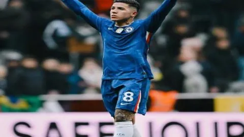 詹姆斯与戴维斯空中接力，篮下双臂扣篮震撼NBA赛场